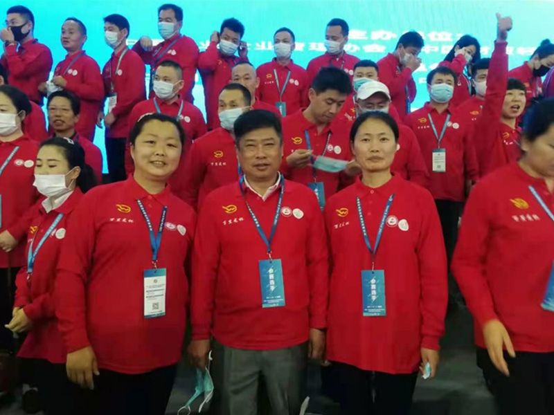 2021年，林源物業(yè)代表與參賽隊(duì)員合影
