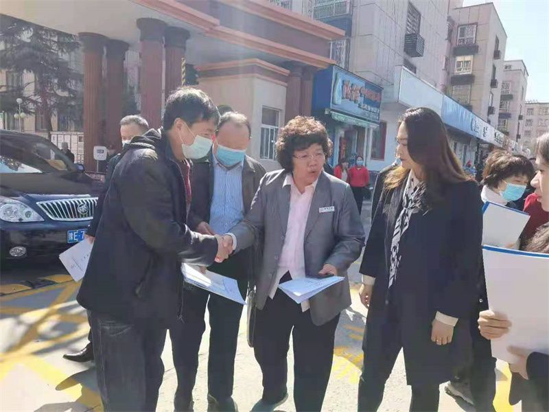 2021年，住建局劉恒磊局長(zhǎng)到金色嘉園小區(qū)調(diào)研