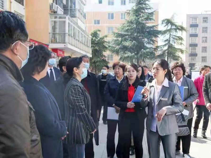 2021年，市人大、政協(xié)等各級(jí)領(lǐng)導(dǎo)與金色嘉園項(xiàng)目經(jīng)理交流