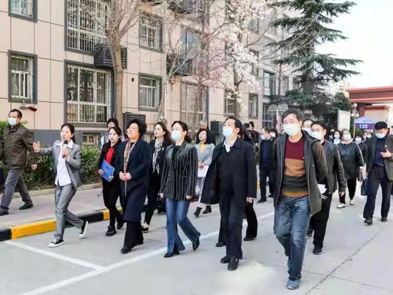 2021年，市人大、政協(xié)等各級(jí)領(lǐng)導(dǎo)到金色嘉園小區(qū)調(diào)研